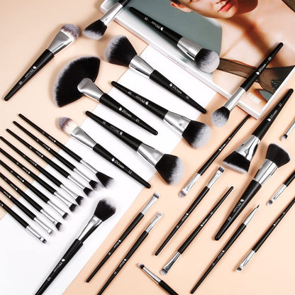 32Pcs PRO Grade Makeup Brushes Set Premium Ultra-Soft Synthetic Foundation Contour Powder Blush Concealer Eyeshadow Classic Black Professional Make up Brushes